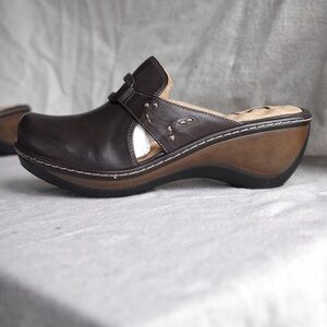 NWT SoftWalk Leather Clogs